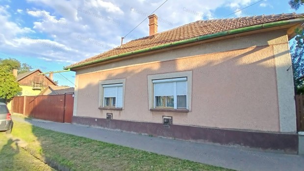 Elad� Mez�t�ron egy 3 szob�s 86 m2-es csal�di h�z.