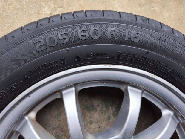 Eladó Michelin 205/60 R16 nyárigumi garnitúra Toyota alufelnin