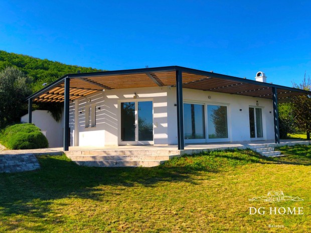 Elad� Modern Csal�di H�z Csopak Hegytet�n