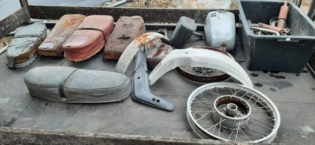 Elad� Mz pannonia stb. vegyes alkatr�szek egyben. 18000 ft-�rt