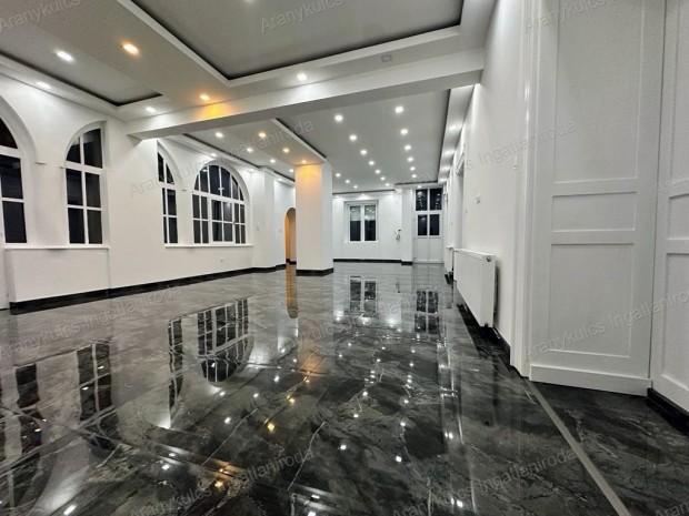 Elad� Nagypolg�ri csal�di h�z B�k�scsab�n!