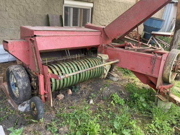 Eladó New Holland kiskocka bálázó