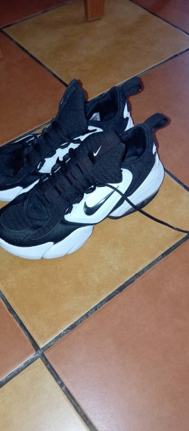 Elad Nike cip 40,5-es