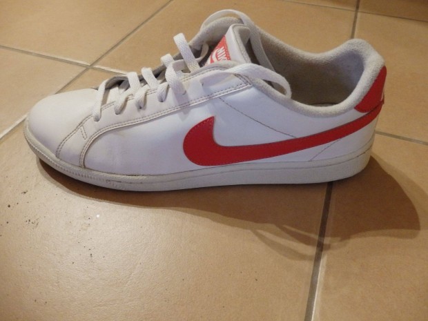 Elad Nike fehr 45 s hasznlt frfi sportcip