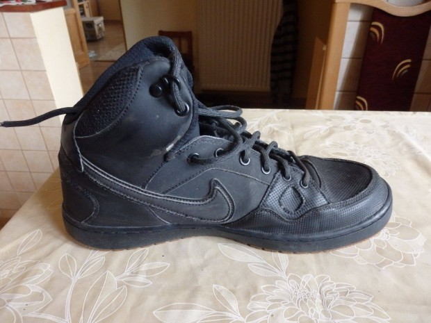 Elad Nike hasznlt fekete hosszszr cip 44,5