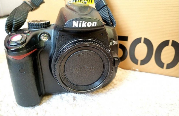 Elad Nikon d5000 vz, nikkor 70-300 , fix 50 objektvek
