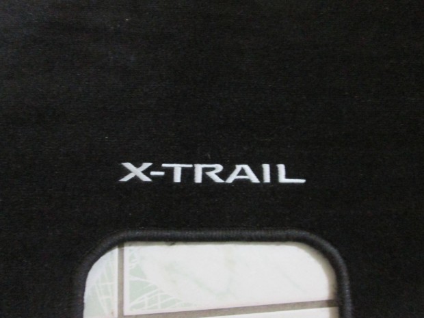 Elad Nissan X-Trail gyri csomagtr szvet