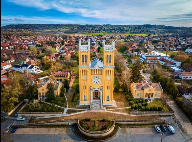 Elad� �n�ll� �p�let F�t Belv�ros