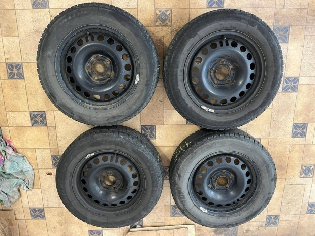 Eladó Opel Astra J 215/60 R16 téli gumi gyári GM acélfelnin