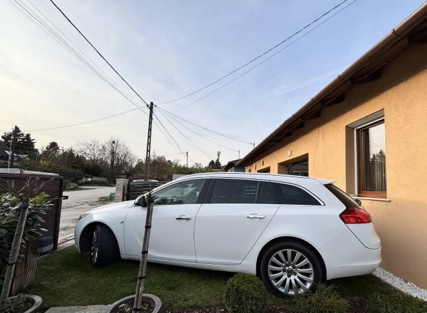 Elad� Opel Insignia teljesen fel�j�tott motorral 