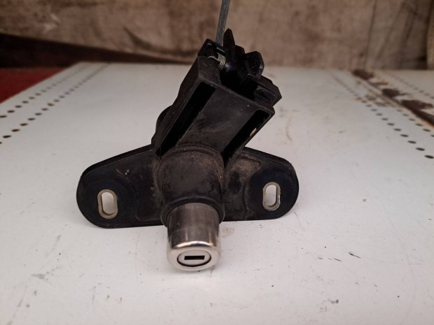 Eladó Opel Omega csomagtérajtó / hátsó nyitó gomb