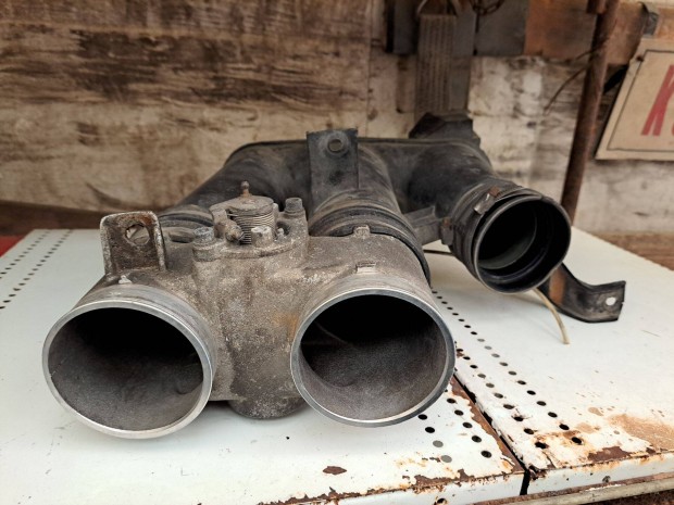 Eladó Opel Omega fojtószelepház / fojtószelep levegőcsővel