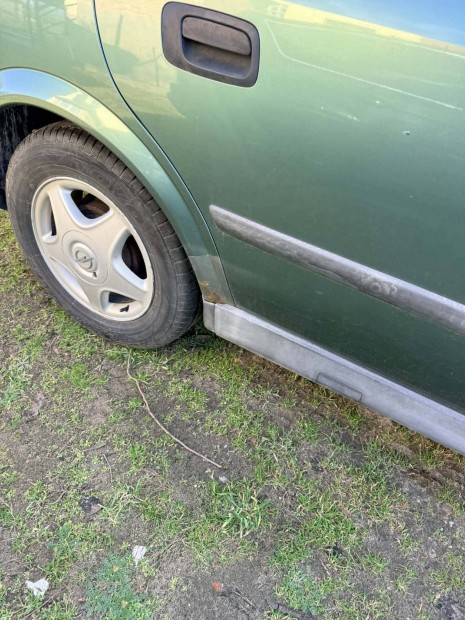 Elad� Opel g Astra jobb oldali k�sz�b takar� 