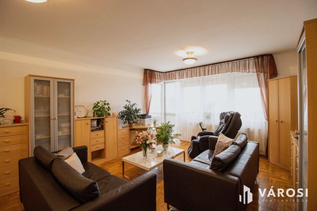 Elad� �r�k �rt�k�, �jabb �p�t�s� lak�s a Belv�rosban