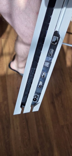 Elad� PS4 Pro + TV + TV-�llv�ny + Sony Platinum fejhallgat�.