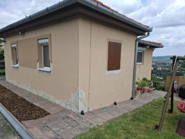 Elad� Panor�m�s, b�torozott csal�di h�z