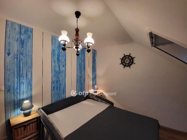 Elad� Panzi�, Balatonkenese