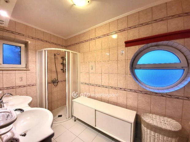 Elad� Panzi�, Balatonkenese