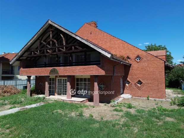 Elad� Panzi�, Hark�ny