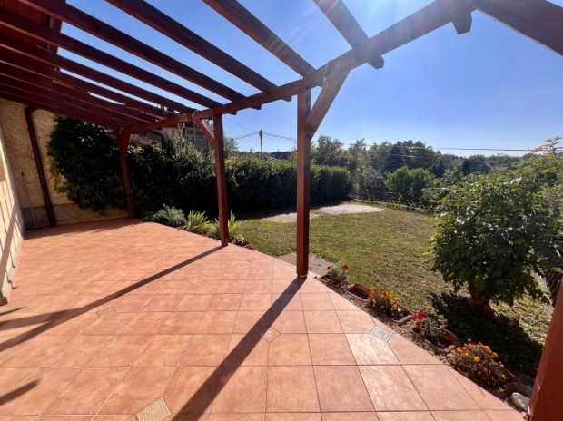 Elad� P�cs-Kertv�rosban 4+1 f�l szob�s csal�di h�z gar�zzsal