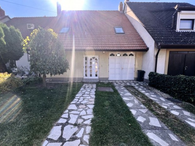Elad� P�cs-Kertv�rosban 4+1 f�l szob�s csal�di h�z gar�zzsal