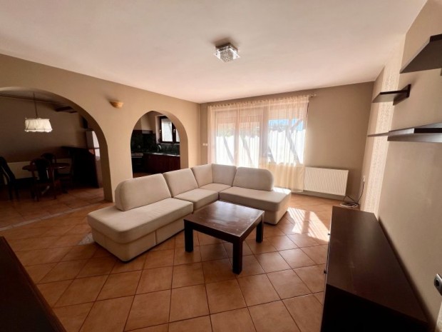 Elad� P�cs-Kertv�rosban 4+1 f�lszob�s sorh�z gar�zzsal