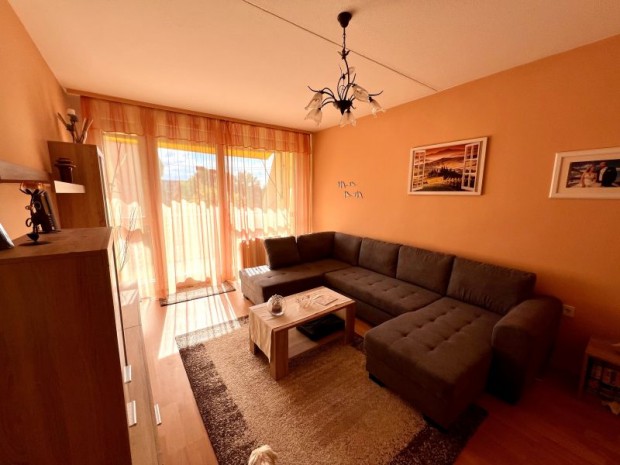 Elad� P�cs-Kertv�rosi 67m2-es lak�s