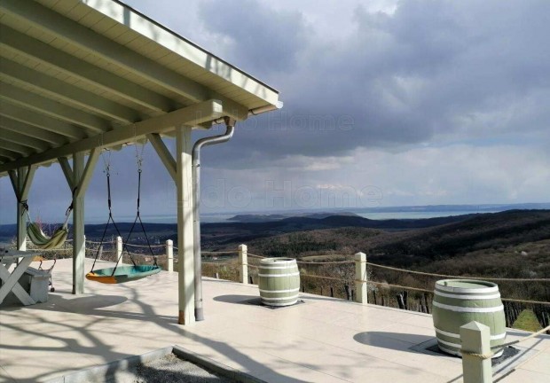 Eladó Pécselyi ingatlan tökéletes Balatoni panorámával!