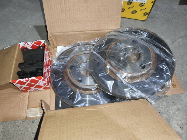 Eladó Peugeot 106 3x98-as első féktárcsa, betét készlet