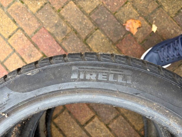 Elad Pirelli Sottozero (ngygyuls) 245/40 R18 defekt tr tligumi