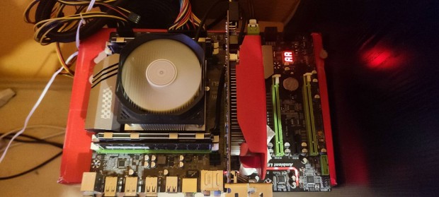 Elad Plexhd X79 + Xeon 8-Core E5-2650 + 32GB Ram 2GB VGA
