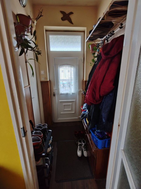 Elad� Polg�r k�zpontj�ban egy k�tszintes csal�di h�z