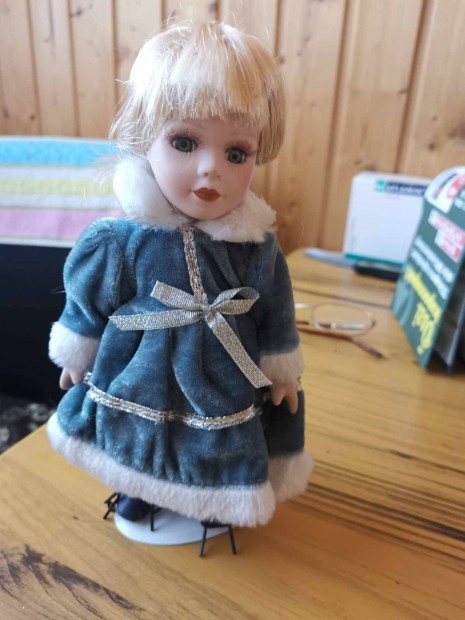 Eladó.Porcelán fejü csodaszép baba