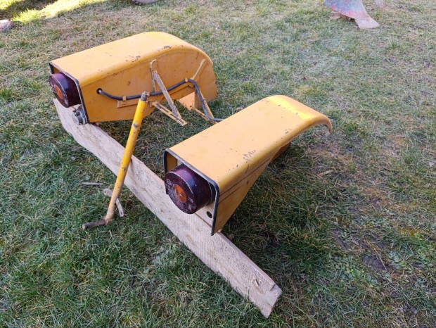 Elad� R�ba kistraktor h�ts� s�rved� l�mp�val