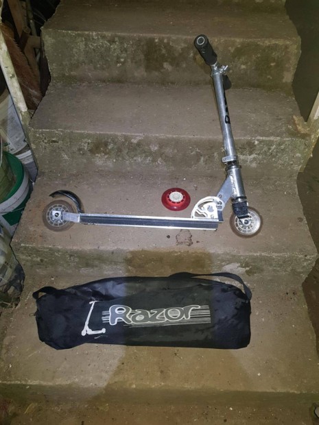 Eladó Razor roller pótkerékkel, táskával