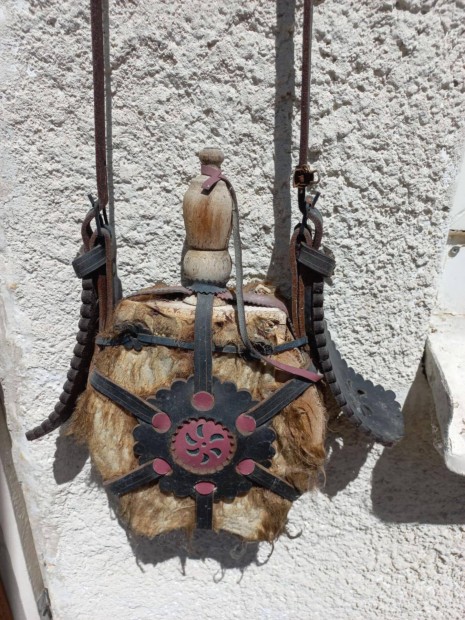 Eladó Régi fa dísz kulacs
