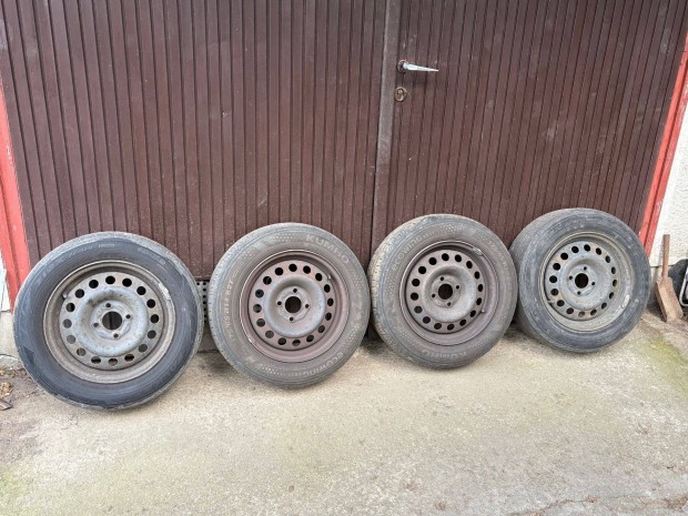 Eladó Renault Thália 4 db felni gumival.Ár megegyezés szerint