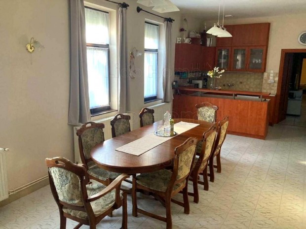 Elad� Si�fokon csal�di h�z 2 kiadhat� apartmannal