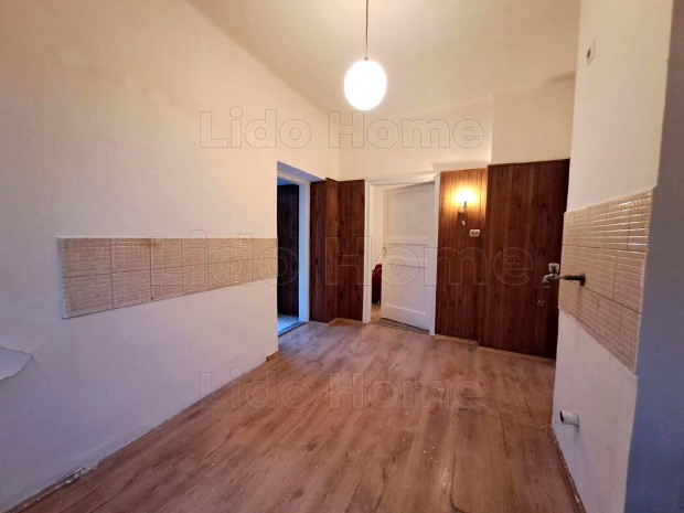 Elad� S�jt�ri csal�di h�z