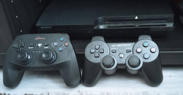 Elad Sony PS3 Slim konzol 2 kontrollerrel