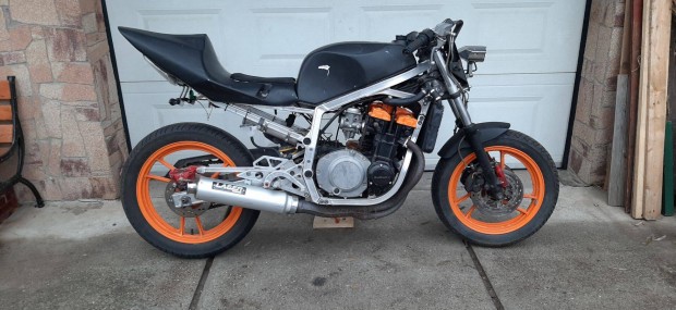 Elad� Suzuki Gsx-R 400 Alkatr�szei , Ak�r Egyben Is