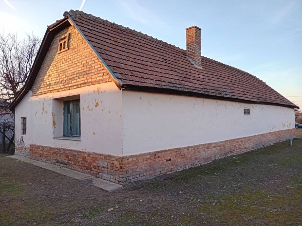 Elad� Szabadsz�ll�son 100 m2-es, fel�j�tand� h�z