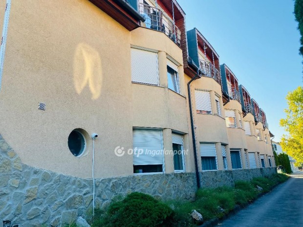 Elad� Sz�lloda, Hajd�szoboszl�