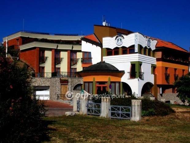 Elad� Sz�lloda, P�cs