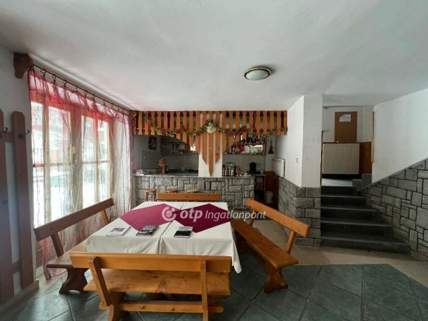 Elad� Sz�lloda, Pilisszentl�szl�