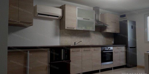 Elad� Szandasz�l�s�n az �d�l��vezetben kertes csal�di h�z!