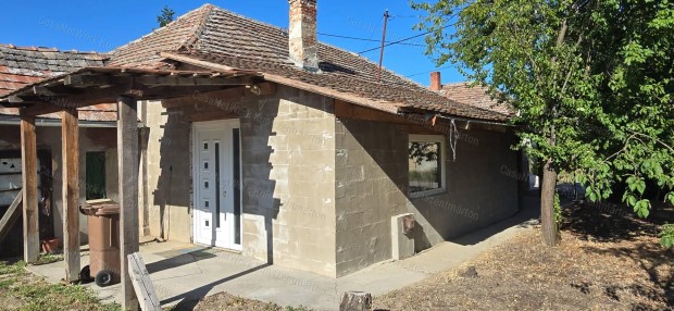 Elad� Szelev�nyen 2 szoba, nappalis, kertes csal�di h�z!