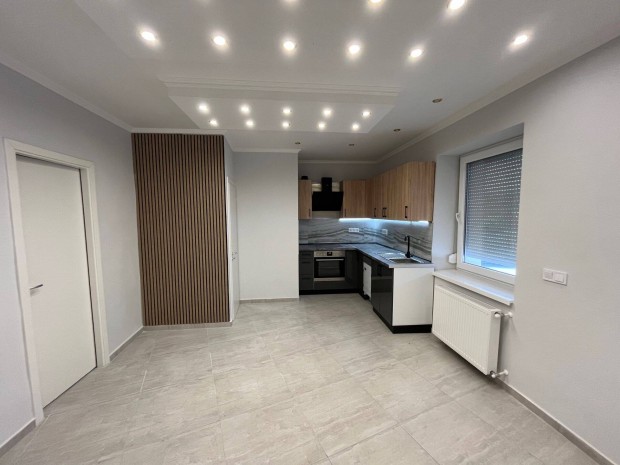 Elad� Szerencsen nappali+3 szob�s teljes k�r�en fel�j�tott h�z!