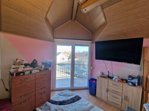 Elad� Szigetszentmikl�s k�zpontj�ban bels� k�t szintes, 3 szob�s lak�s