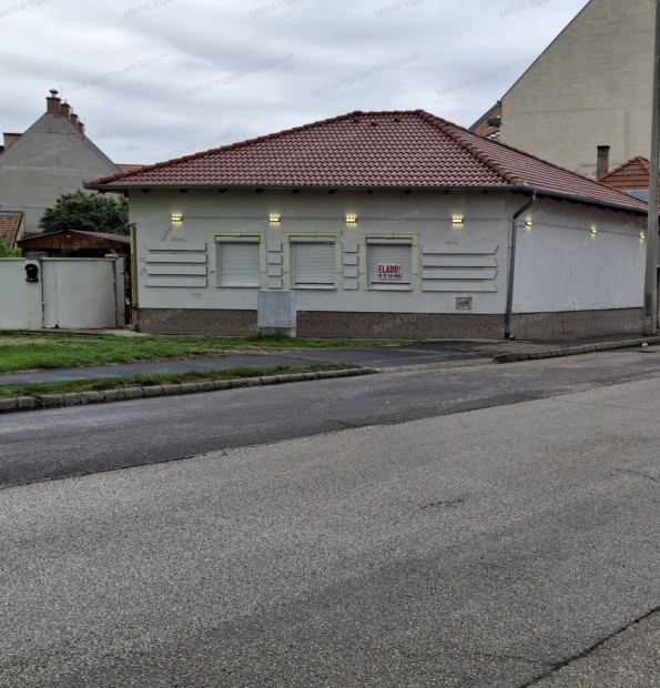 Elad� Szolnok Belv�ros�ban egy fel�j�tott 90 nm-s csal�di h�z